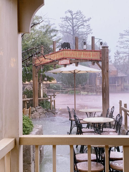 千葉大雨 大雨の影響で大荒れのディズニーの様子 雨すごい 雷が近づいて屋内に避難 ワールドバザールに池が出現 土砂降り 3月13日 まとめ部