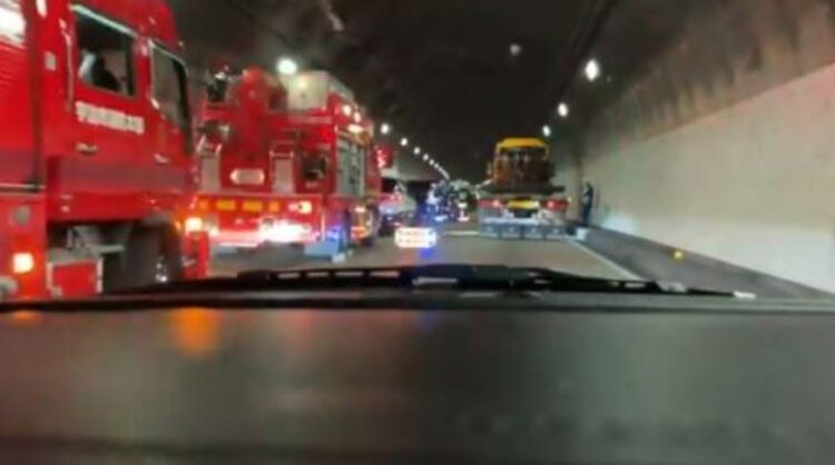 京滋バイパス 宇治トンネル内で衝突事故 車が大破 破片が散乱してる 通行止め渋滞4月1日 まとめ部