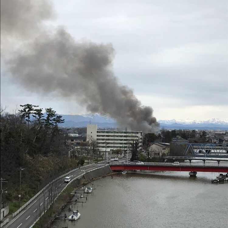 火災 新潟県新潟市西区内野町で火事 内野駅の周辺に煙が充満 灰が降ってくる 4月13日 まとめ部