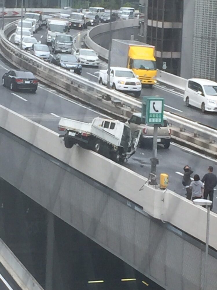東京都渋谷区 首都高速3号渋谷線 大橋jct 渋谷出入口間で事故 トラックが側壁に乗り上げて国道246号に落下の危険性 ワイルドスピードの撮影みたい 車線規制で渋滞 首都高 4月14日 まとめ部
