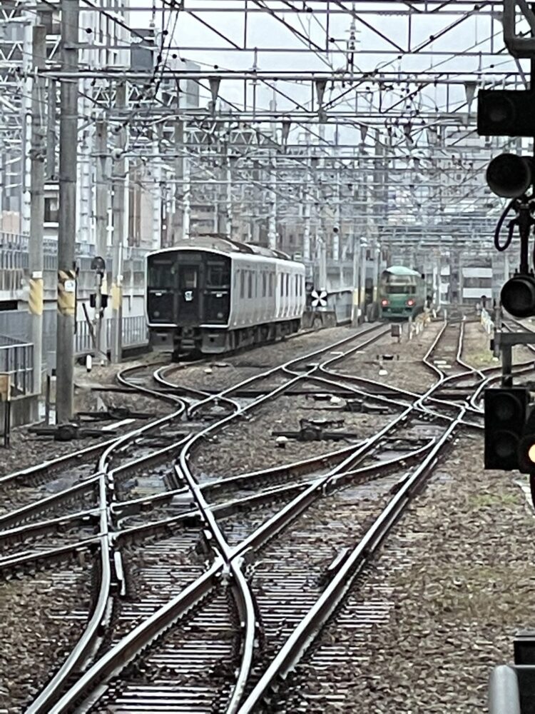 鹿児島本線 博多駅で人身事故 線路に人が倒れてる 駅員が走ってきて確認してた 電車遅延5月16日 まとめ部