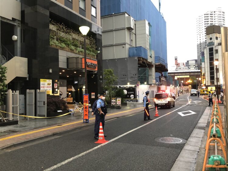 東京都新宿区歌舞伎町1丁目アパホテル新宿歌舞伎町タワーで飛び降り自殺 非常階段から両脚だして座ってた 警察が付近に規制線を貼り封鎖 5月18日 まとめ部