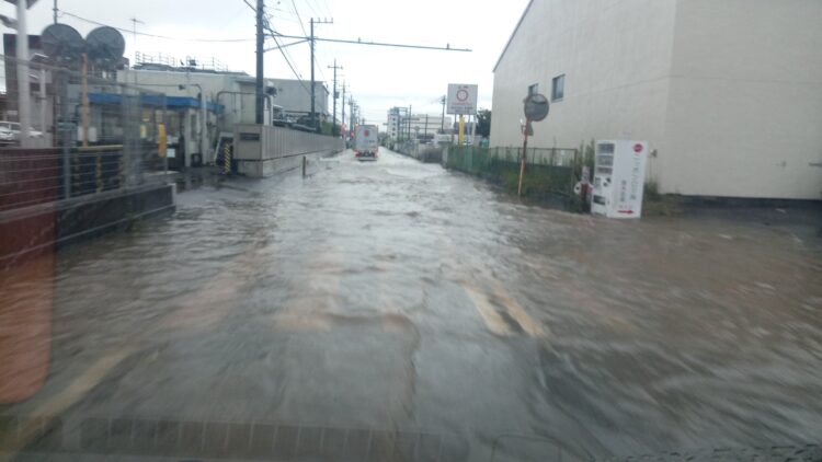 神奈川大雨 台風14号の接近による豪雨で冠水している神奈川県伊勢原市や平塚市など道路冠水している現地の様子 道路が川になってる 雨すごい 伊勢原の歌川で 氾濫危険水位超える 洪水警報 9月18日 まとめ部
