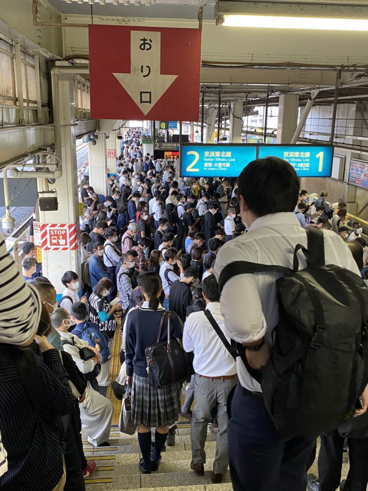 昨日の地震の影響で京浜東北線 蕨駅が入場規制 ホーム長蛇の列でまだ電車乗れない 人が溢れて密状態 電車遅延10月8日 まとめ部