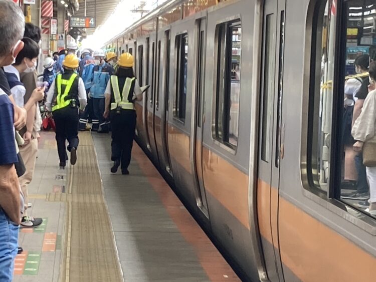 中央線快速 吉祥寺駅で人身事故未遂 線路に転落した女性を救助するため男性が飛び込み 2人は線路とホームの隙間に入っていた 電車遅延 中央線 6月4日 まとめ部