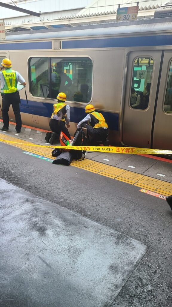 常磐線 上野駅で人身事故「目の前で人が線路に飛び込んだ、車両の下に巻き込まれてるみたいで駅員が声掛けしてる」高崎線や宇都宮線も巻き込まれ電車 ...