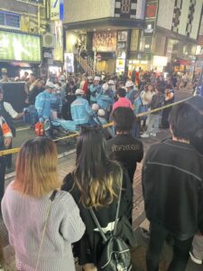 東京都新宿区 花道通り風林会館前で歌舞伎町ホストが客の女にカッターナイフで刺される事件、半年で1800万を使った20代の女を殺人未遂の疑いで